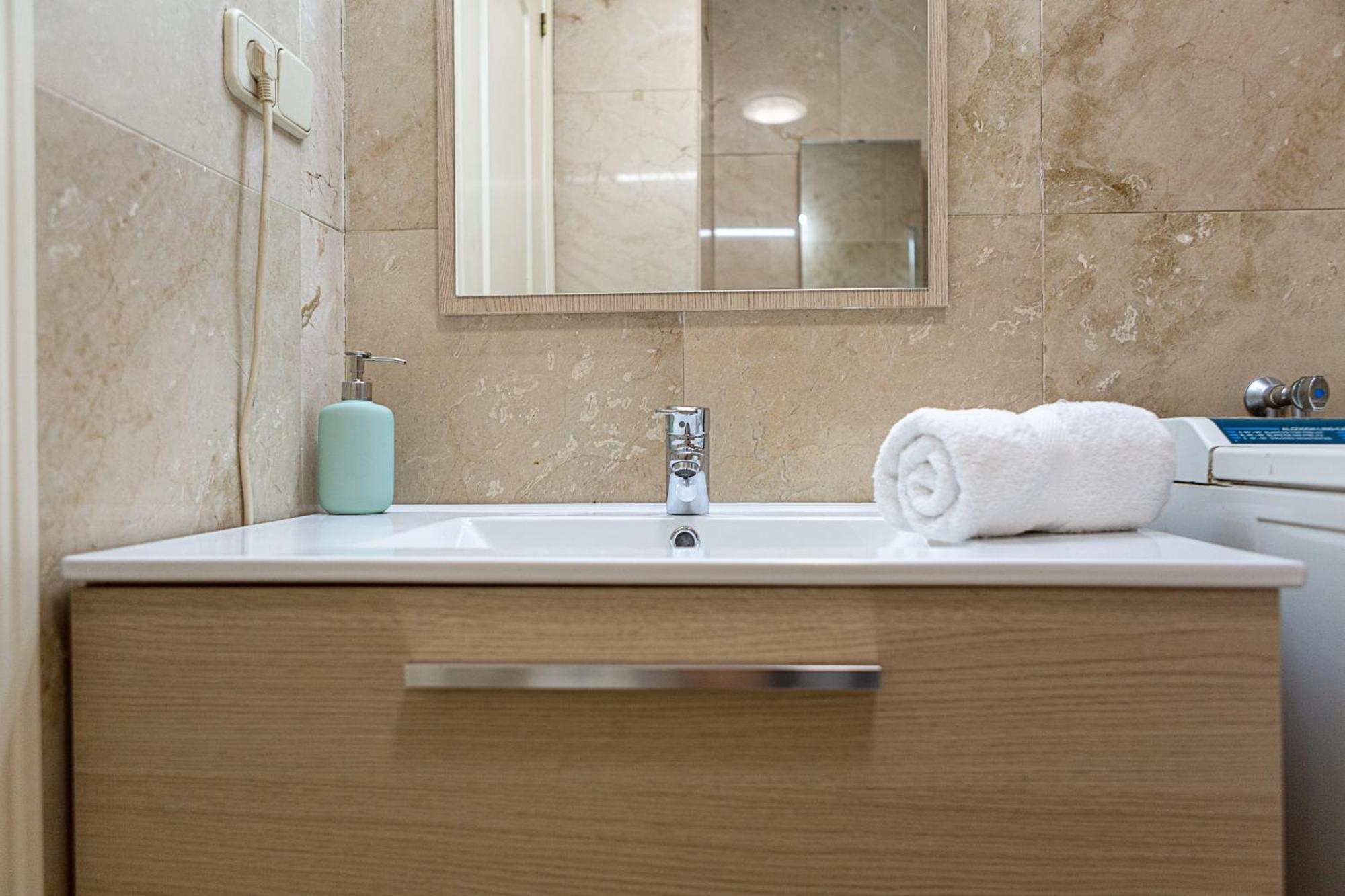 Cute 1 Bedroom Apartment With A Balcony Madrid Esterno foto